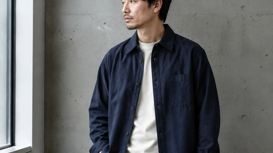 Surchemise japonaise en indigo portée ouverte sur un tee-shirt uni