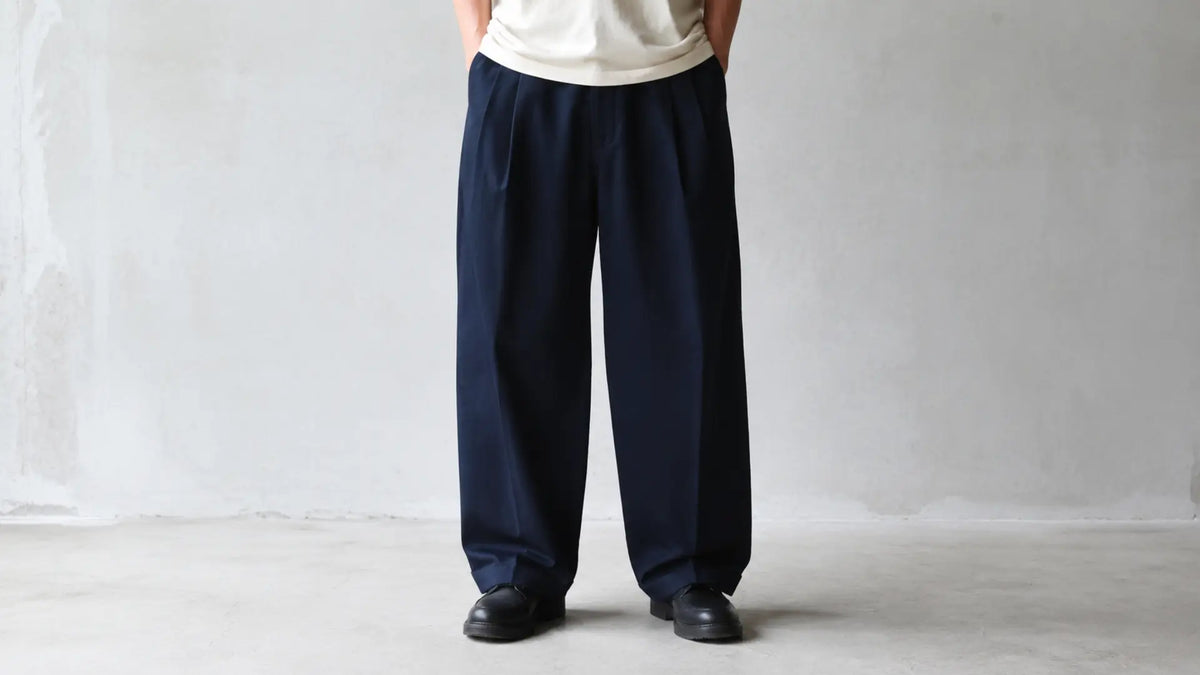Pantalon large homme à plis en coton brossé, ourlet sans break sur des sneakers