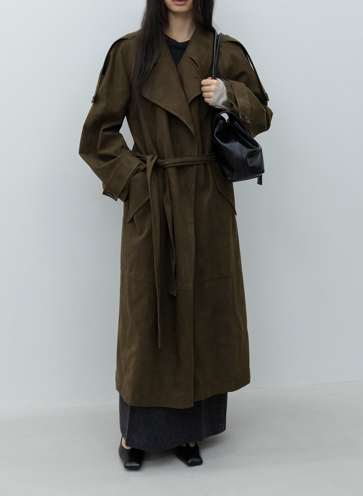 Low Classic trench Khaki marron effet suède porté de face
