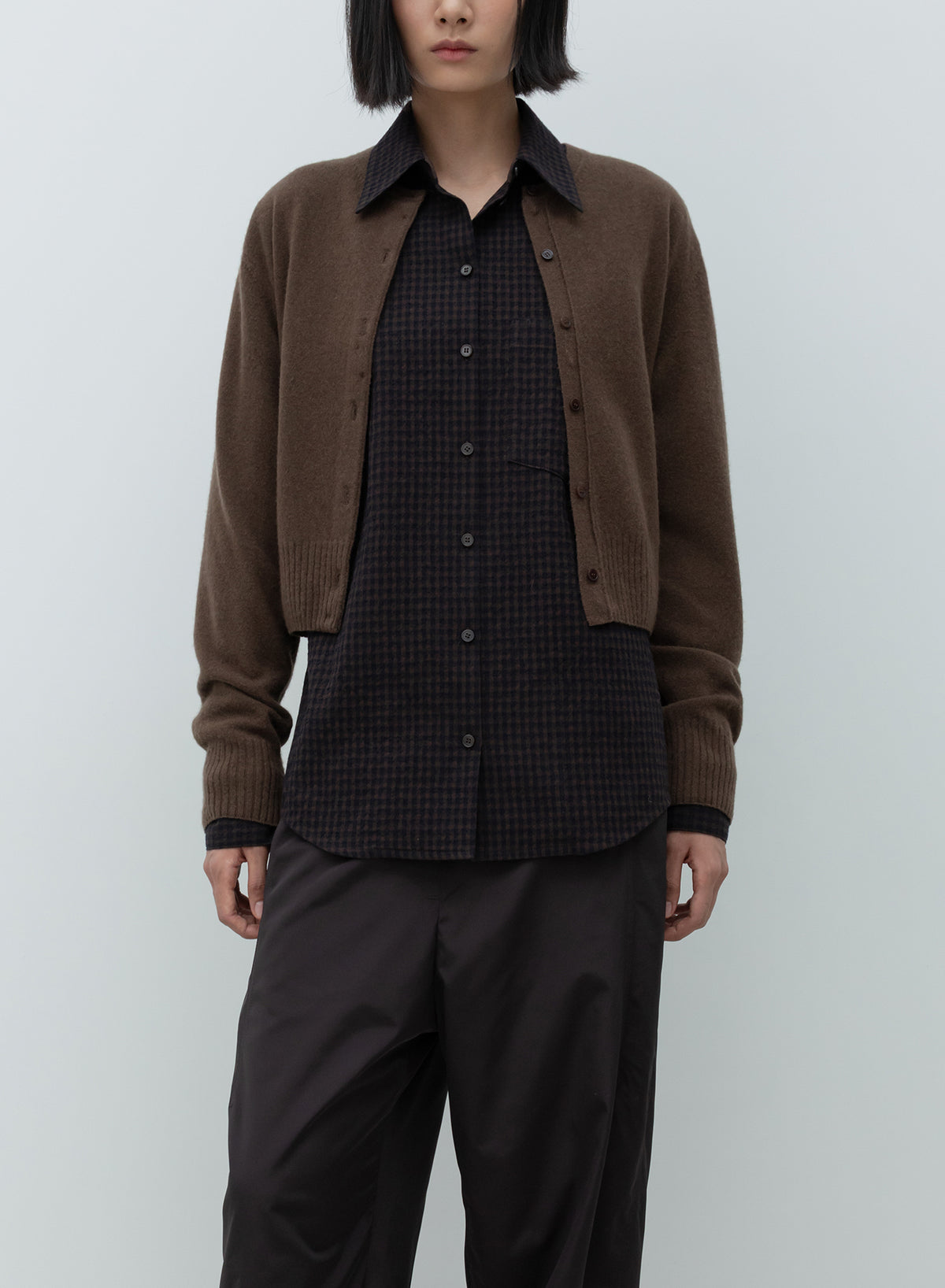 Low Classic cardigan court en laine marron porté de face
