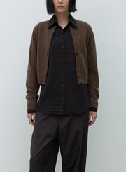 Low Classic cardigan court en laine marron porté de face