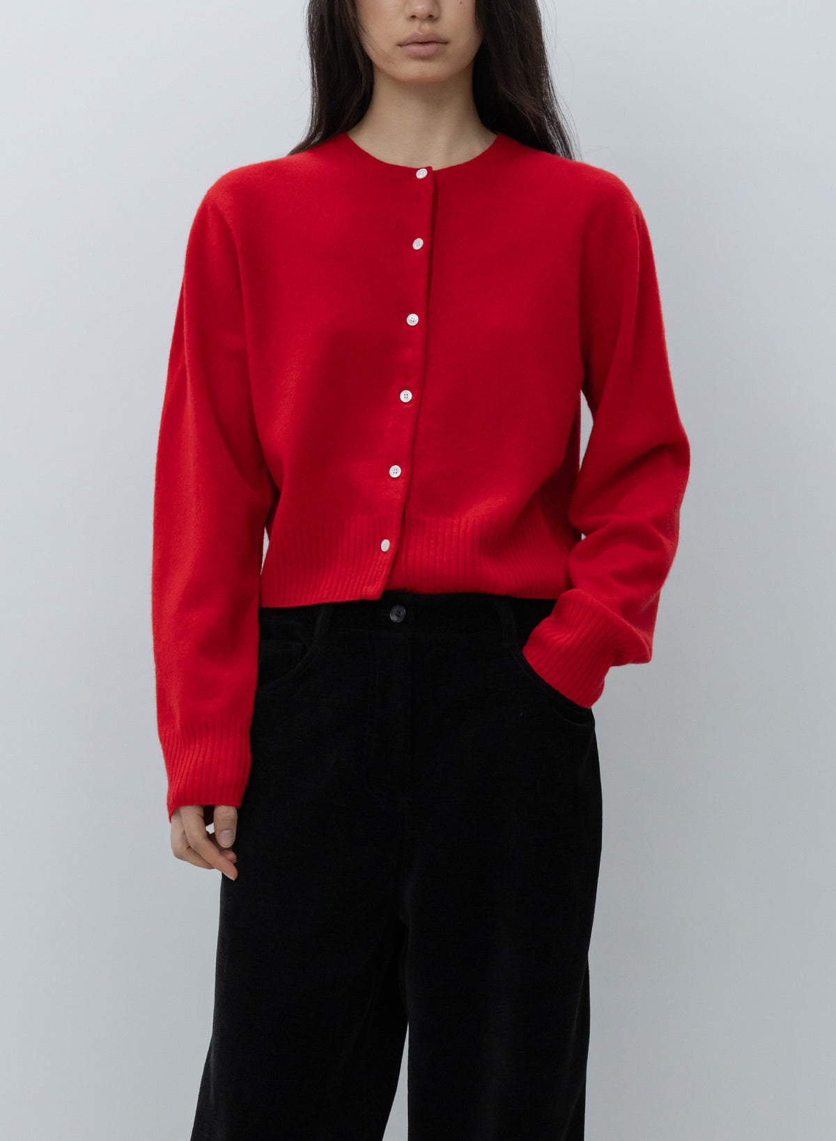 Low Classic cardigan court en laine rouge porté de face