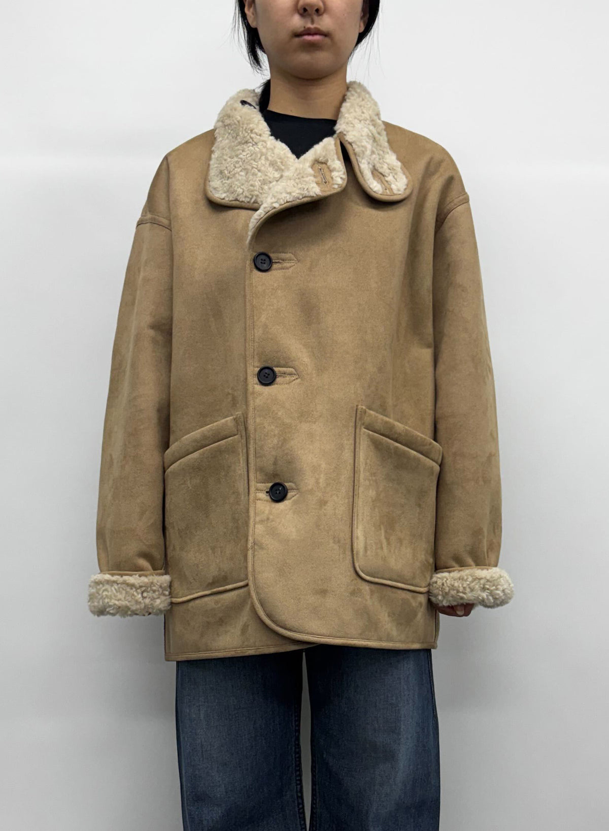 Low Classic veste réversible effet shearling beige portée de face
