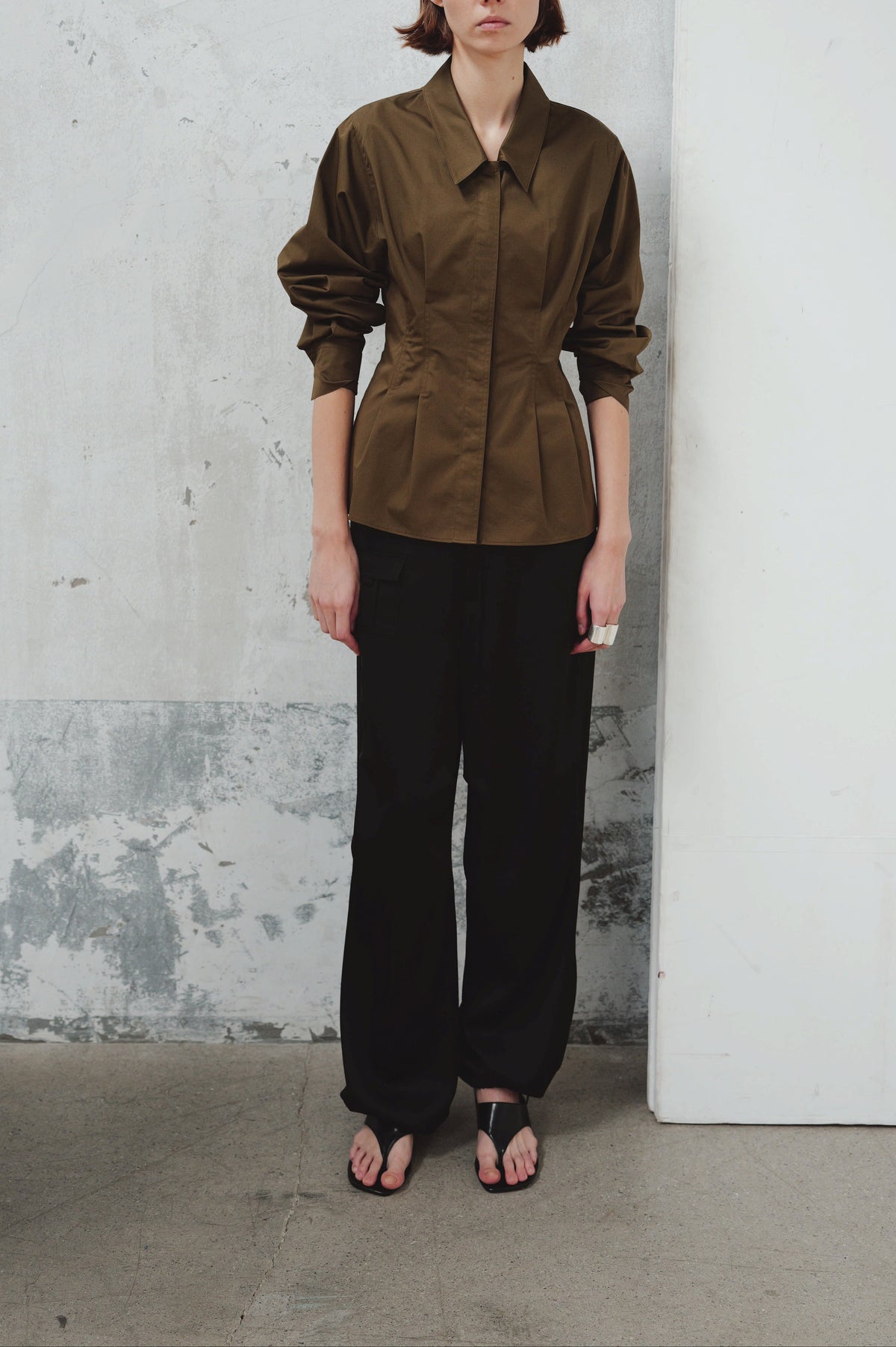 The Loom Atelier – Chemise Tucked Line khaki