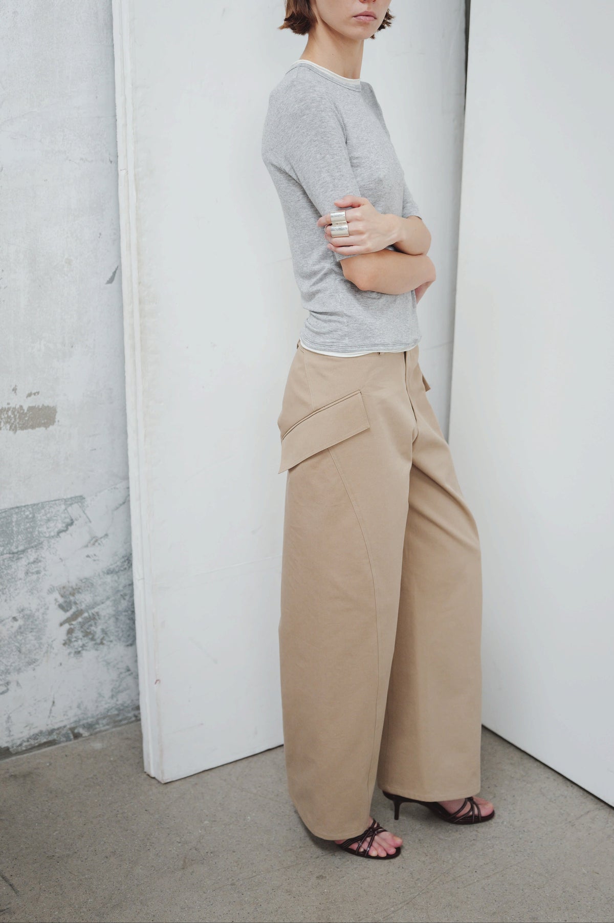 The Loom Atelier – Pantalon barrel Spiral Line beige
