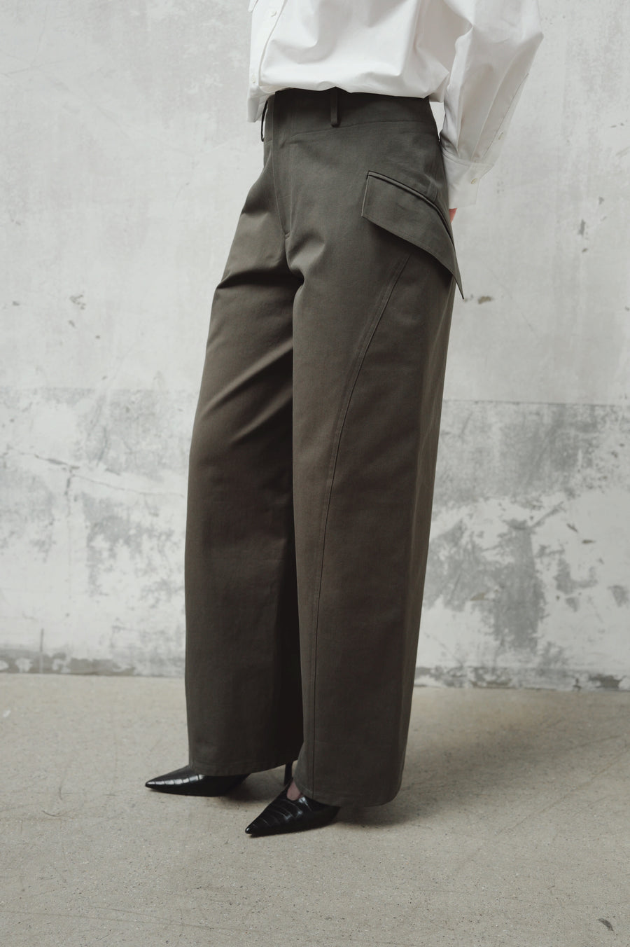 The Loom Atelier – Pantalon barrel Spiral Line khaki