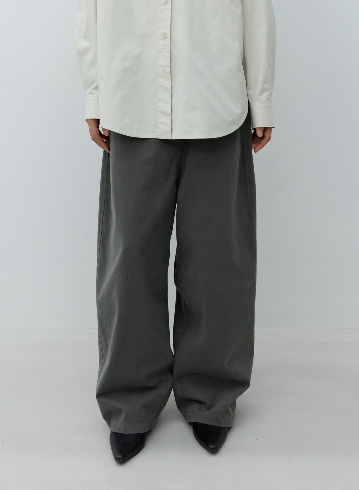 Low Classic pantalon large en coton Khaki porté de face