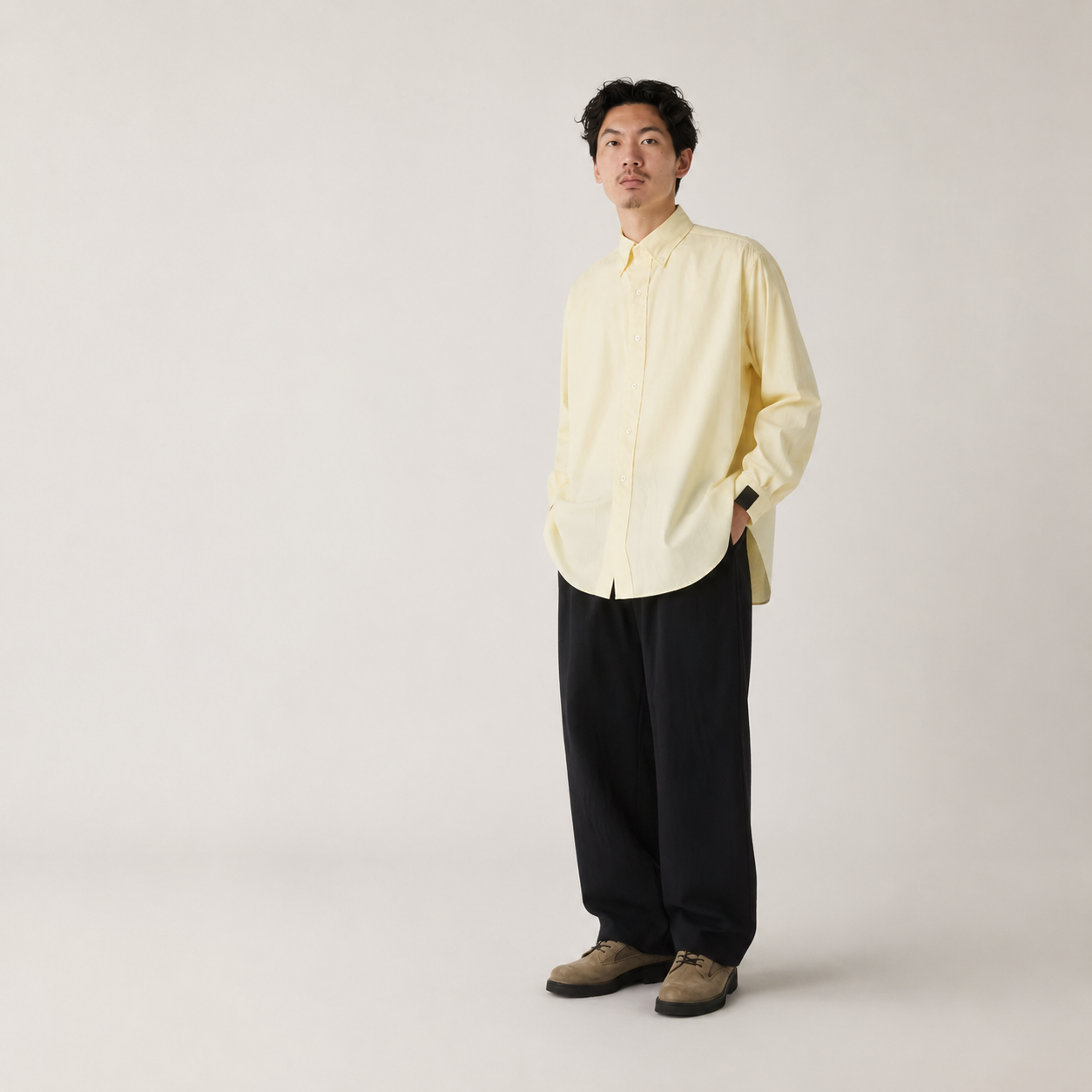 Chemise N.HOOLYWOOD homme portée dans un style minimaliste japonais premium
