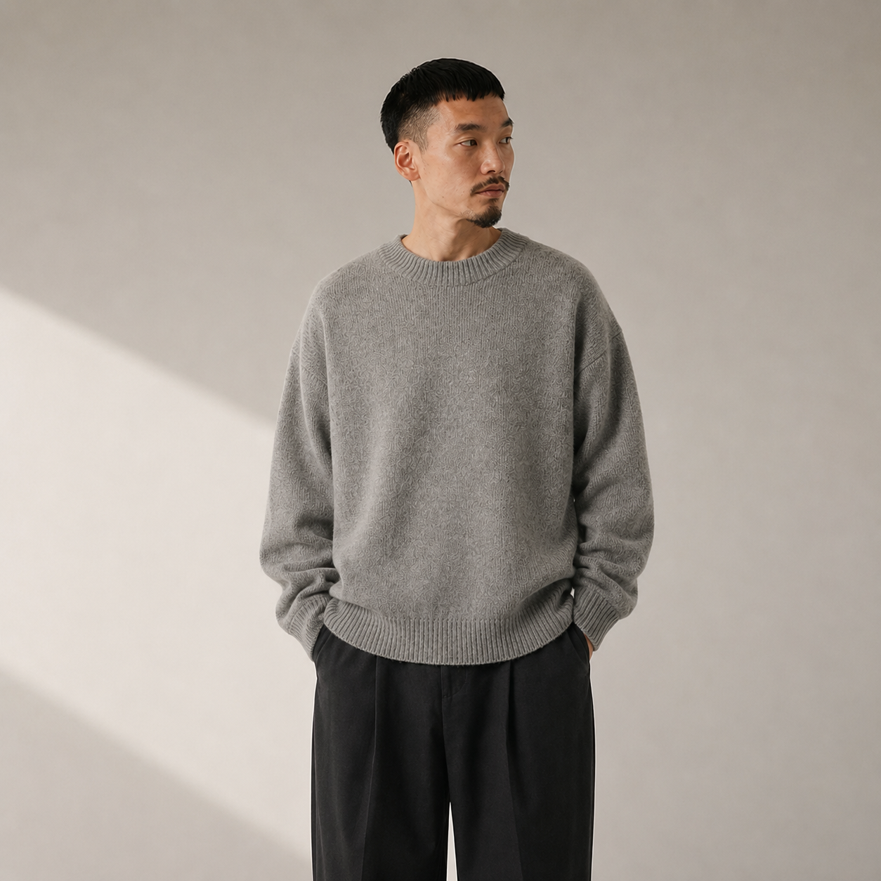 Pull en maille N.HOOLYWOOD homme porté dans un style minimaliste japonais premium