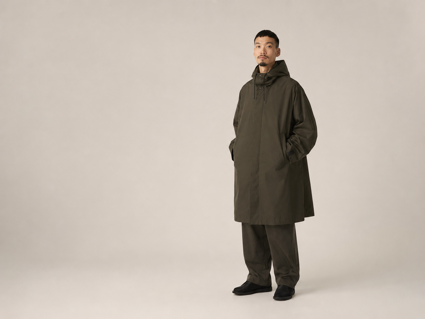 Manteau N.HOOLYWOOD homme porté dans un style minimaliste et utilitaire