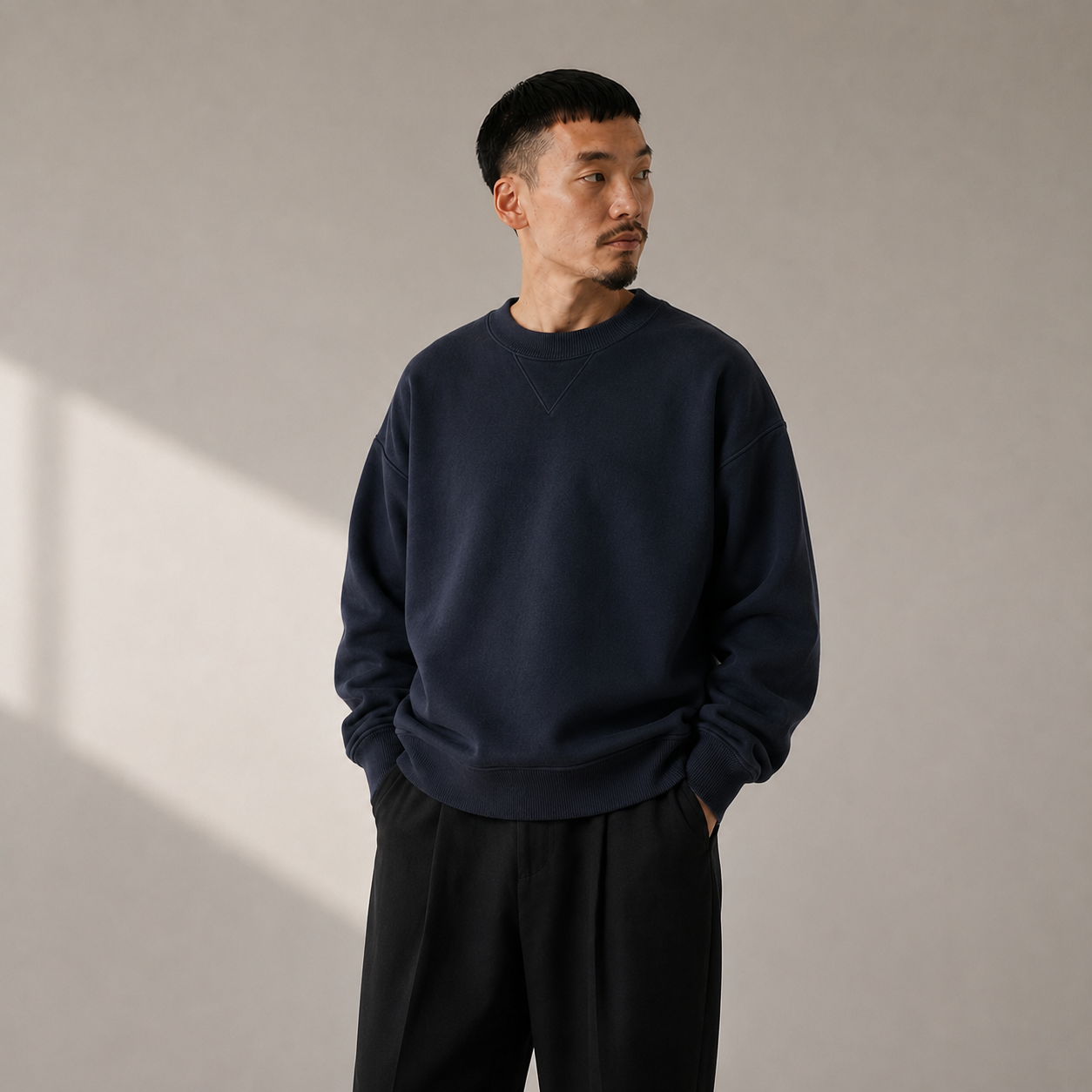 Sweat N.HOOLYWOOD homme navy porté dans un style minimaliste japonais premium