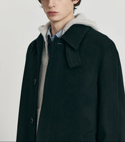 Détail col et matière du manteau mac noir Dunst femme