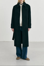 Détail col du manteau mac noir Dunst femme