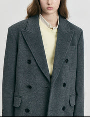 Portrait avec manteau croisé gris Dunst femme