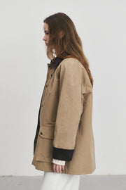 Dunst veste hunting beige en coton ciré portée de côté