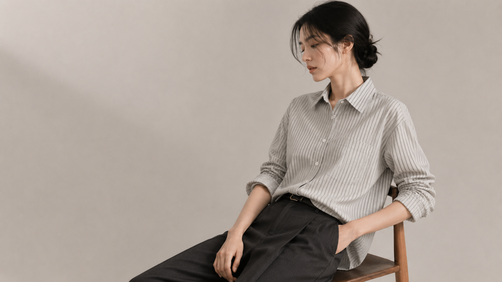 Femme portant une chemise Dunst à coupe ample dans un décor studio minimaliste, style mode coréenne femme.