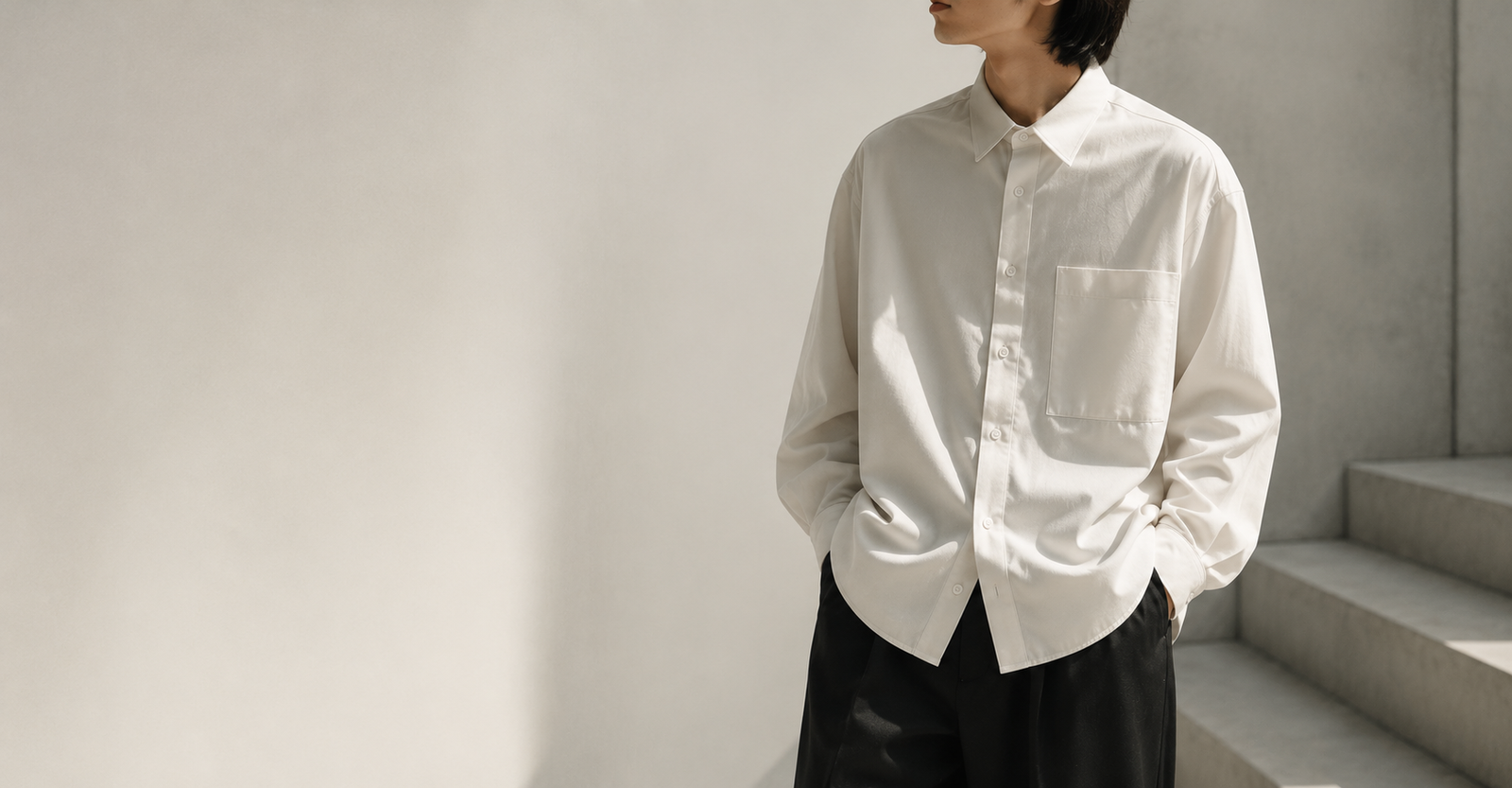 Chemise N.HOOLYWOOD homme portée dans un style minimaliste japonais premium