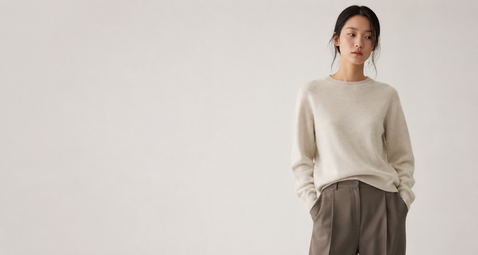 Maille LOW CLASSIC femme portée dans un style mode coréenne minimaliste premium