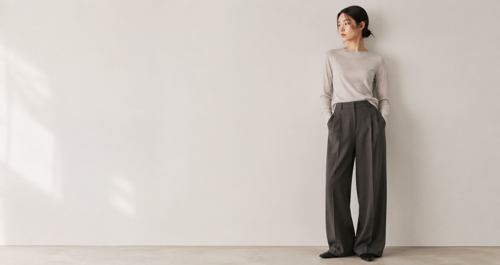 Pantalon LOW CLASSIC femme large porté dans un style mode coréenne minimaliste premium