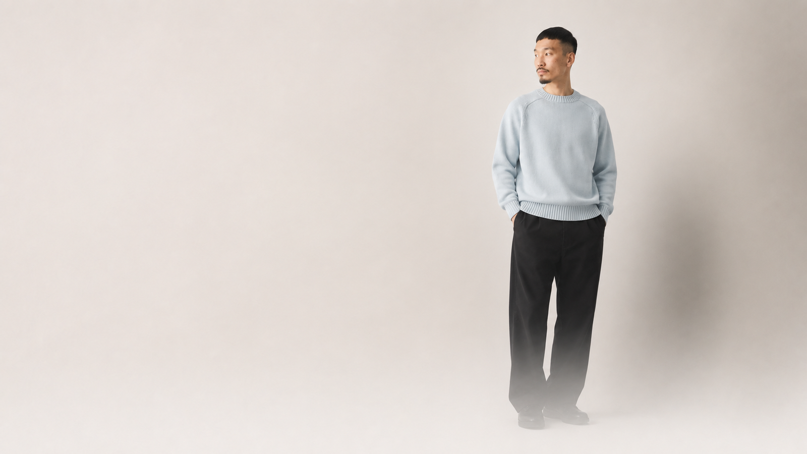 Pull en maille N.HOOLYWOOD homme porté dans un style minimaliste japonais premium