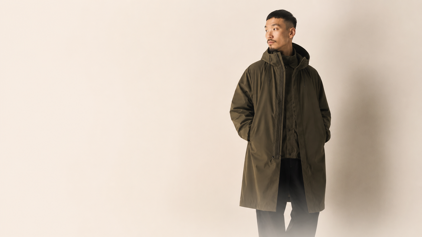 Manteau N.HOOLYWOOD homme porté dans un style minimaliste et utilitaire