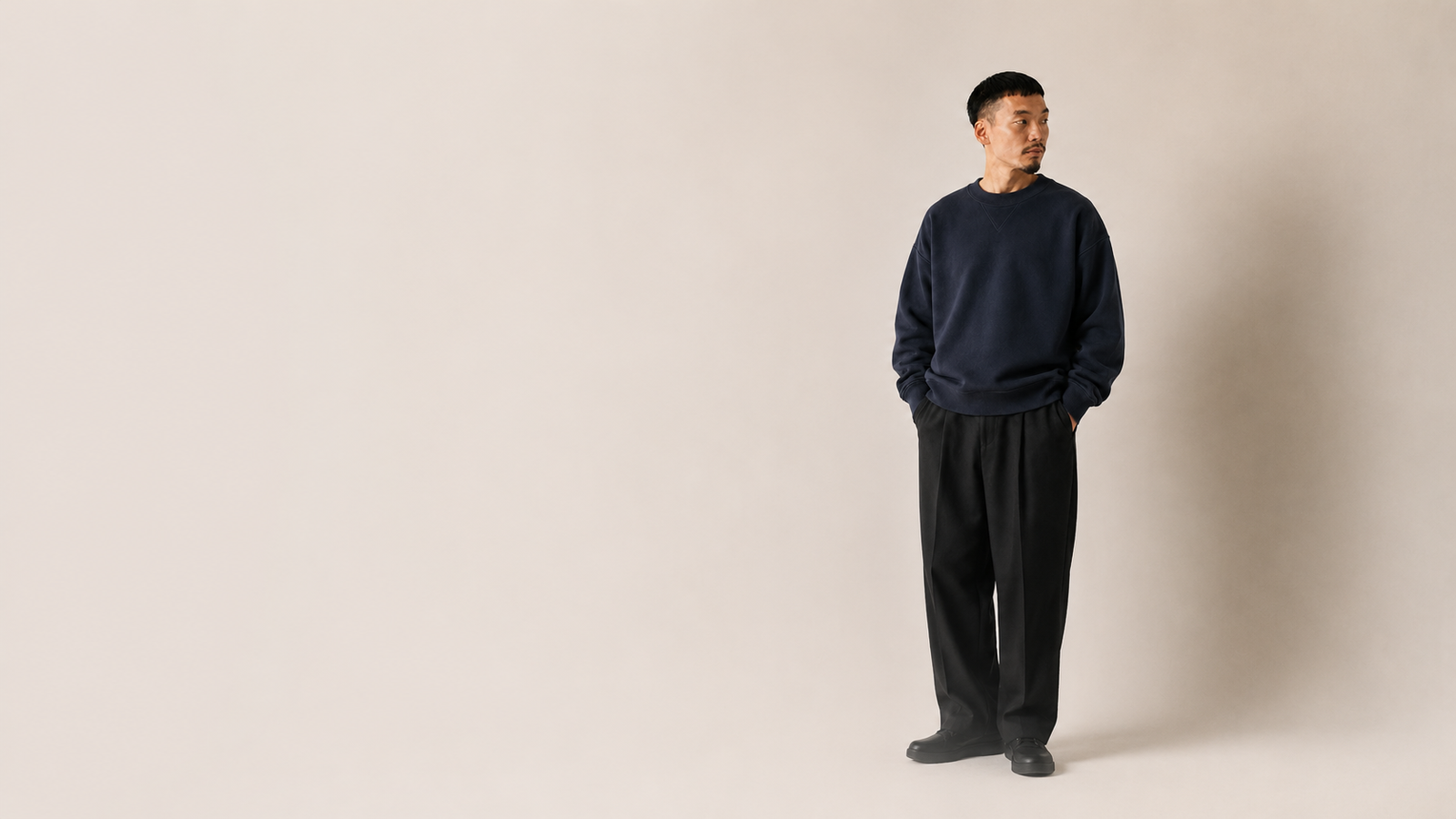 Sweat N.HOOLYWOOD homme navy porté dans un style minimaliste japonais premium