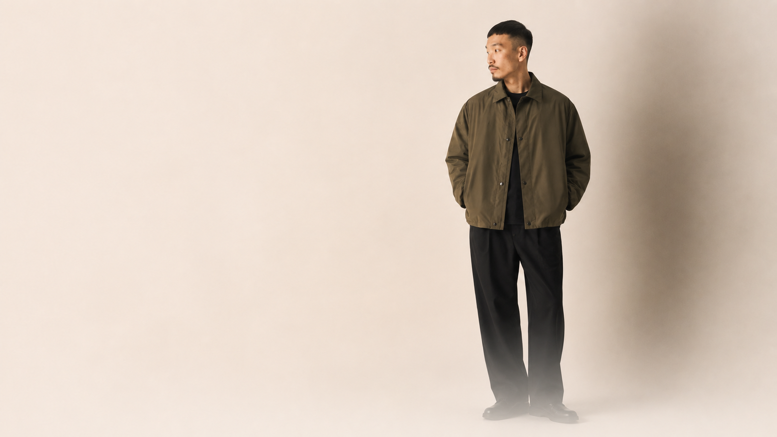 Veste N.HOOLYWOOD homme portée dans un style minimaliste japonais et utilitaire