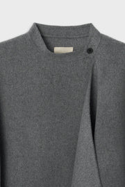 The Loom Atelier cape col officier grise détail du col