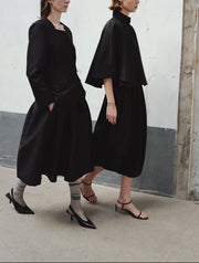 The Loom Atelier veste Frame noire portée dans un look noir