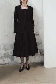 The Loom Atelier veste Frame noire portée face au mur